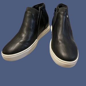 Black Maxson Sneaker - Women
Yellow Box Shoes size 9.5